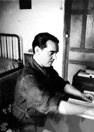 foto-2-federico-garcia-lorca-no-seu-escritorio-en-1935