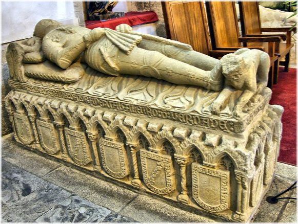 800px-Cadaleito_de_Nuno_Freire_de_Andrade,_o_Mao,_no_Mosteiro_de_Santa_María_de_Monfero