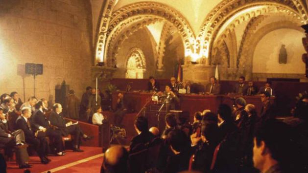 Paco-Vazquez-interviene-Parlamento-gallego_EDIIMA20130821_0504_13